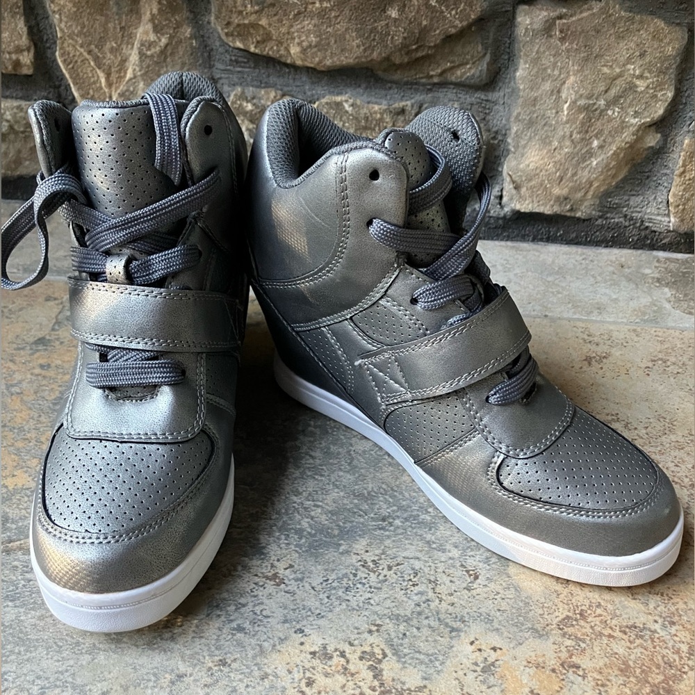 JustFab Shaena hightop wedge sneakers size 7